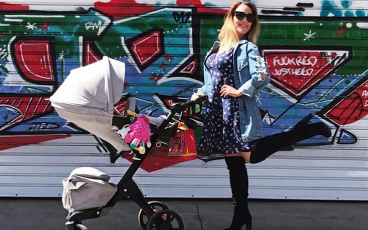 Η Πηνελόπη Αναστασοπούλου είναι μια περήφανη μαμά που θηλάζει το μωρό της
