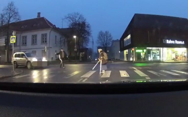 Πήγε να βοηθήσει μια γριούλα να περάσει το δρόμο και τα έκανε χειρότερα