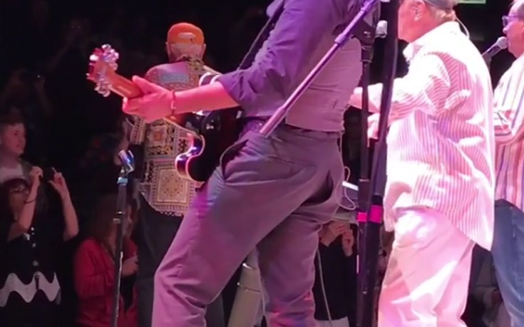 Σκίστηκε το παντελόνι του πάνω στη σκηνή