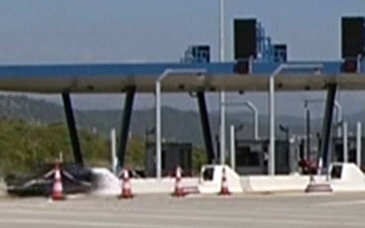 Αυτοκίνητο παρέσυρε τη μπάρα διοδίων στην Ιόνια Οδό