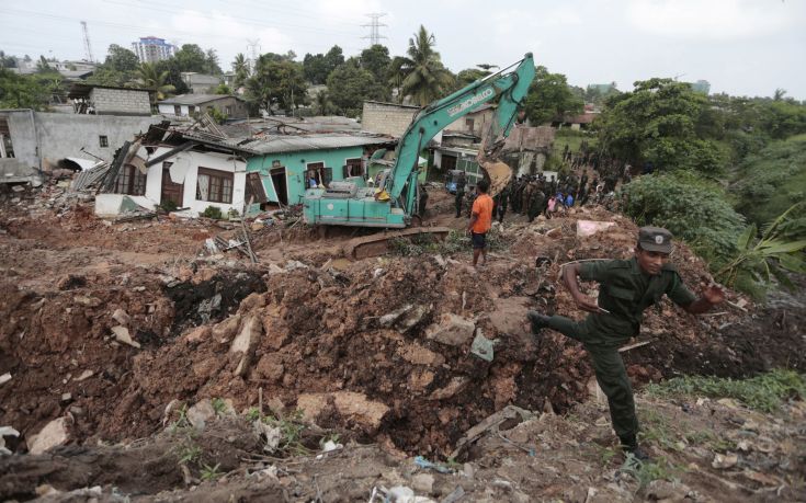 Είκοσι ένας νεκροί από την κατάρρευση βουνού σκουπιδιών σε παραγκούπολη
