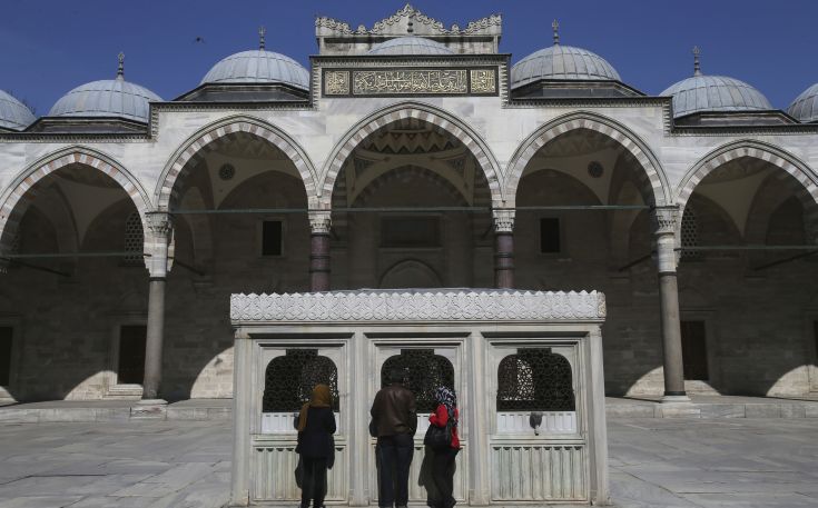 Οι Τούρκοι ψηφίζουν στο κρίσιμο δημοψήφισμα για τις εξουσίες του Ερντογάν