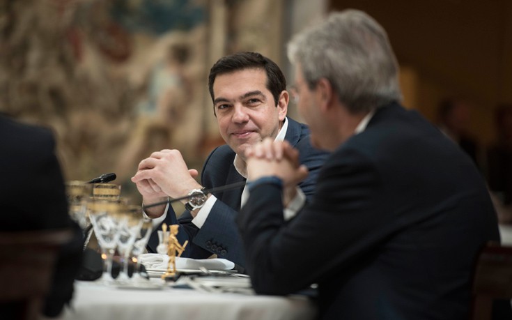 Spiegel: Η επώδυνη συμφωνία του Τσίπρα ίσως οδηγήσει σε εκλογές