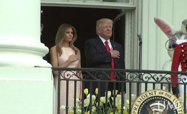 Η Μελάνια σκουντά τον Ντόναλντ Τραμπ για τον Εθνικό Ύμνο
