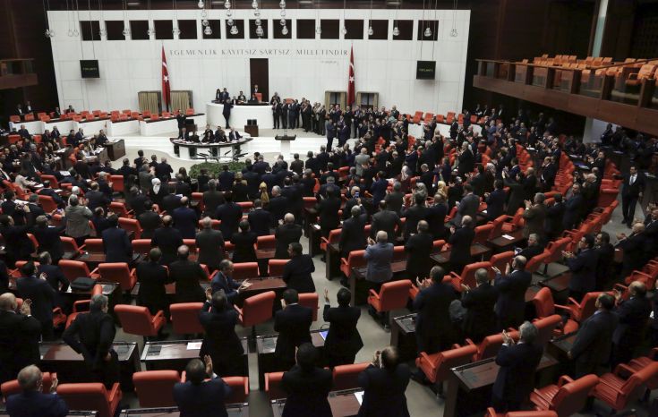 Η τουρκική Εθνοσυνέλευση ενέκρινε τη διεξαγωγή πρόωρων εκλογών