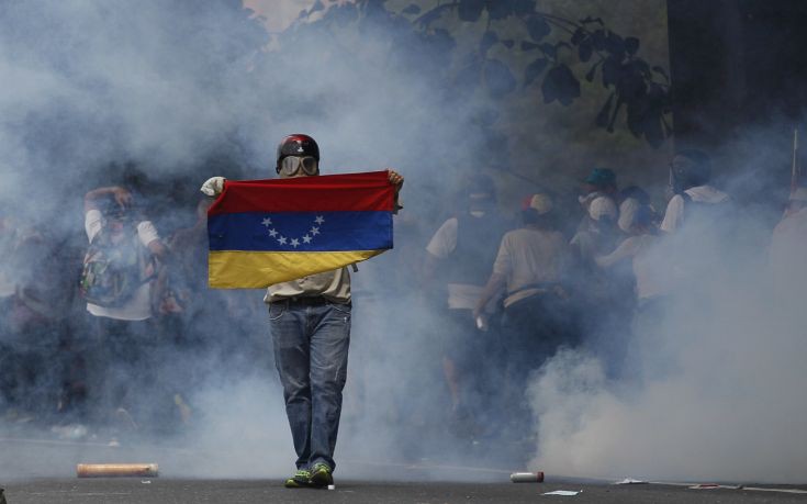 Βράζει η Βενεζουέλα, στο κέντρο του Καράκας θέλουν να φτάσουν οι διαδηλωτές