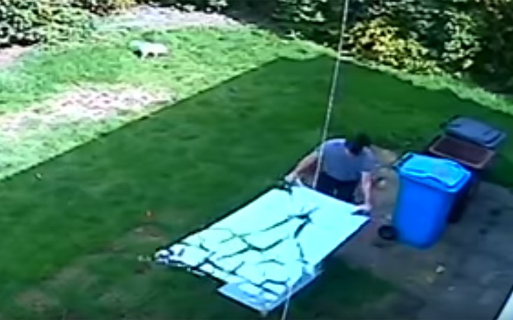 Τραπέζι γίνεται χίλια κομμάτια στα χέρια ενός άνδρα