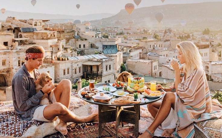 Ταξιδεύουν σε όλο τον κόσμο και βγάζουν 8.000 ευρώ ανά φωτογραφία