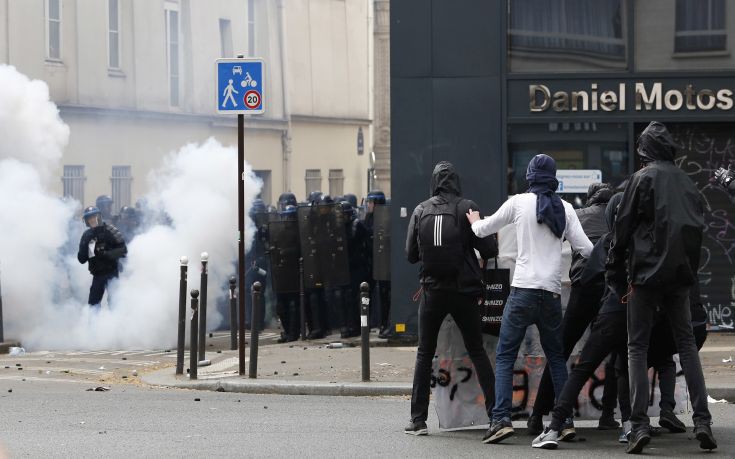 Συγκρούσεις μεταξύ κουκουλοφόρων και αστυνομικών στο Παρίσι