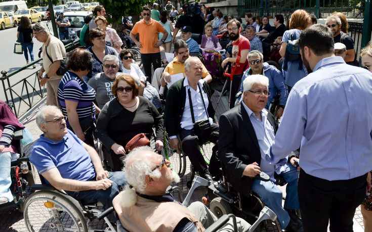 Συμβολική κατάληψη των γραφείων του ΣΥΡΙΖΑ στη Βουλή