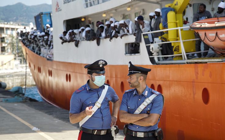 Απαγορεύουν την είσοδο στα λιμάνια της Σικελίας των πλοίων που μεταφέρουν μετανάστες