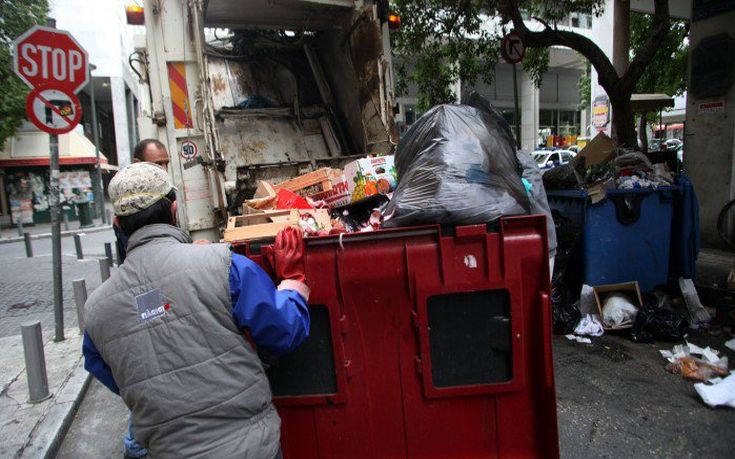 Εργαζόμενος στην καθαριότητα εγκλωβίστηκε ανάμεσα σε αυτοκίνητο και απορριμματοφόρο