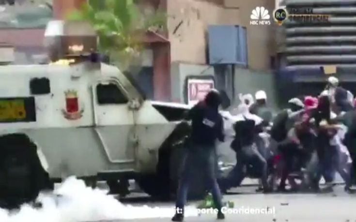 Σκηνές χάους στη Βενεζουέλα με όχημα της αστυνομίας να διεμβολίζει ομάδα διαδηλωτών