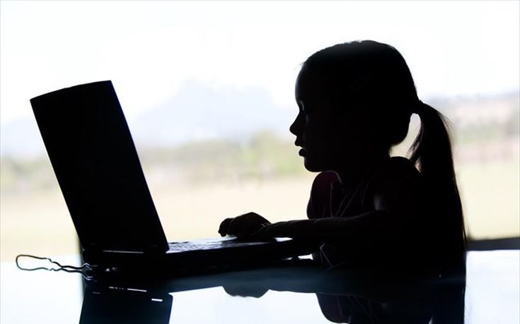 Καθηγητής φέρεται να έκανε «cyber sex» με 14χρονη μαθήτριά του