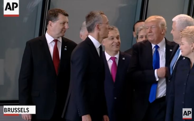 Ο Τραμπ έπρεπε να πάρει καλή θέση και έσπρωξε τον πρωθυπουργό του Μαυροβουνίου