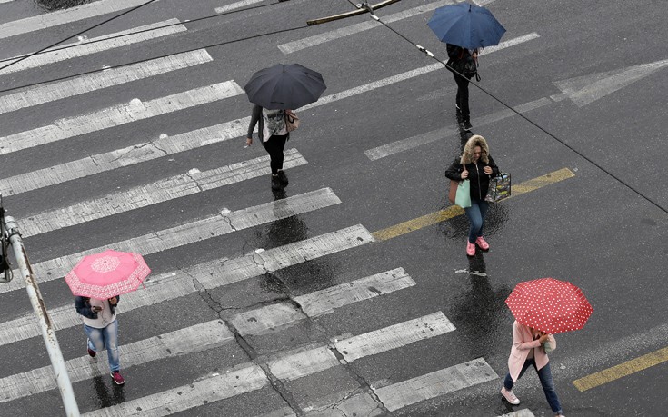 Καιρός με καταιγίδες, ισχυρούς βοριάδες και πτώση της θερμοκρασίας