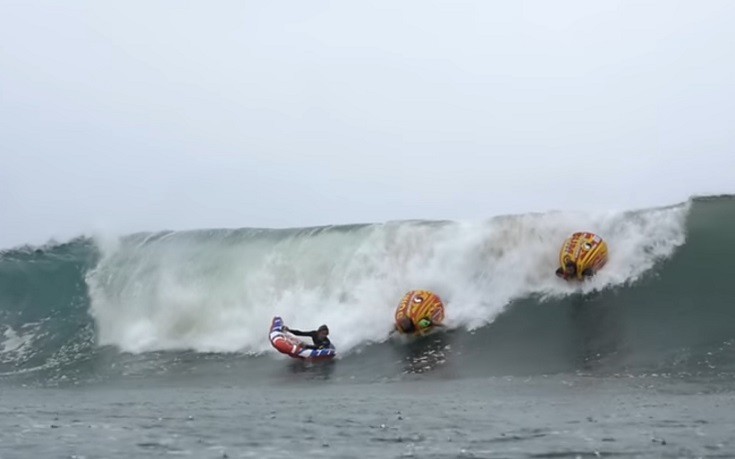 Το σούμο surfing είναι η νέα μόδα στη θάλασσα