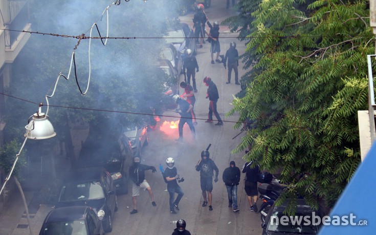 Κροτίδες και μπουκάλια έξω από το Παιδαγωγικό όπου διεξάγονται οι φοιτητικές εκλογές