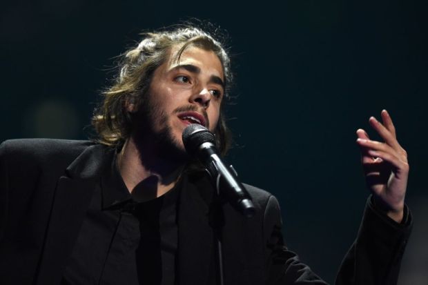 Ο νικητής της περυσινής Eurovision αναρρώνει και προσπαθεί να «ξαναβρεί» τη φωνή του