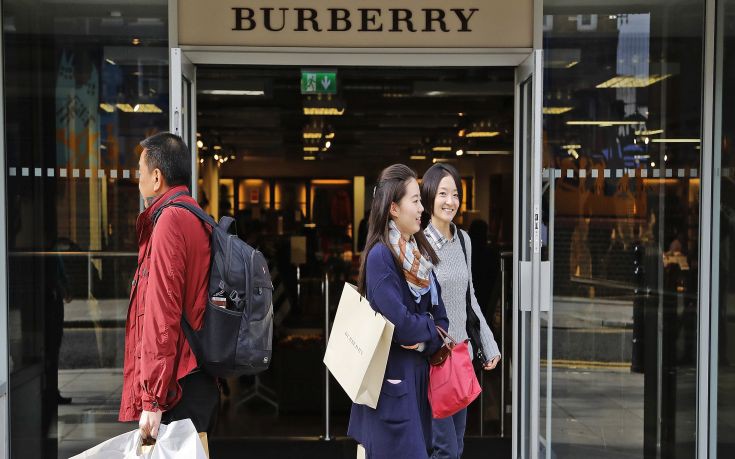 Συγχωνεύει τις διοικητικές υπηρεσίες της η Burberry