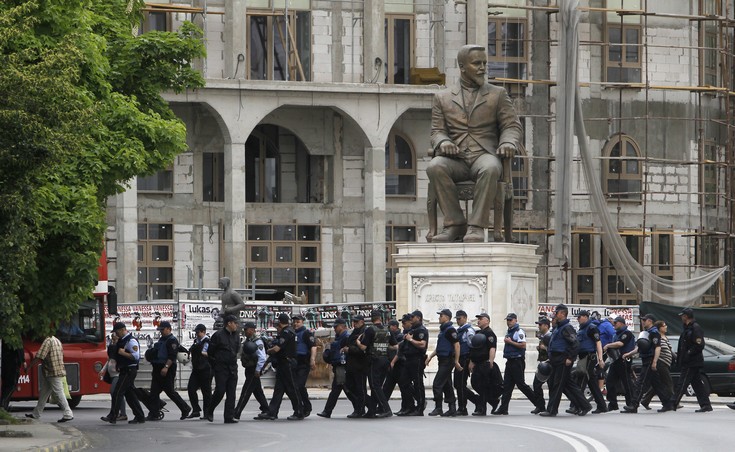 Στα πρόθυρα του εμφυλίου τα Σκόπια με την Αλβανική σημαία στο γραφείο του προέδρου της Βουλής