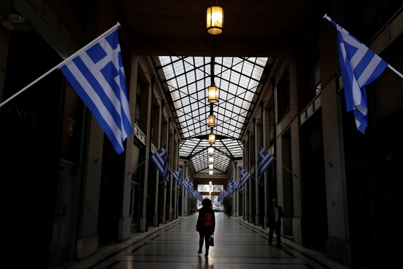Bloomberg: Η Ελλάδα παλεύει να σώσει τις τράπεζες ξανά