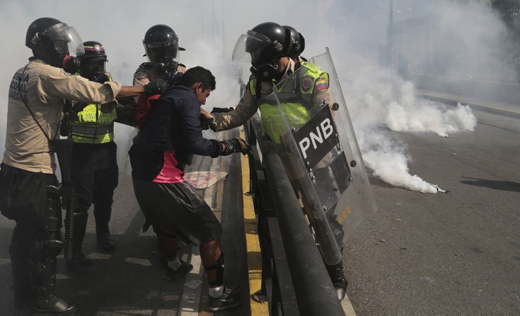 Για 50η μέρα στους δρόμους της Βενεζουέλας διαδηλωτές
