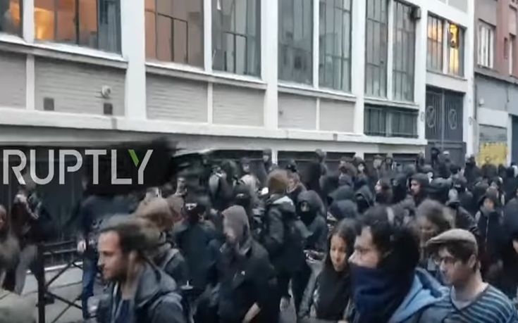 Ένταση μεταξύ διαδηλωτών και αστυνομικών στο Παρίσι