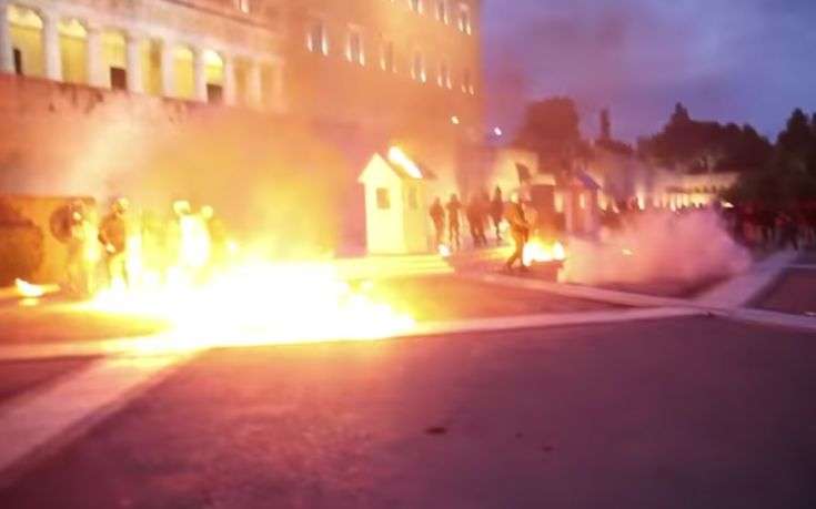Βίντεο από τις επιθέσεις των αναρχικών στα ΜΑΤ έξω από τη Βουλή