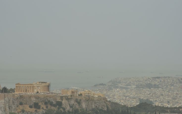 Αποπνικτική ατμόσφαιρα με ζέστη και αφρικανική σκόνη στην Αθήνα