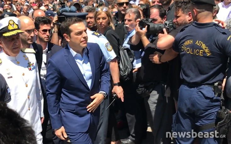 Έφτασε στη Μητρόπολη ο Αλέξης Τσίπρας