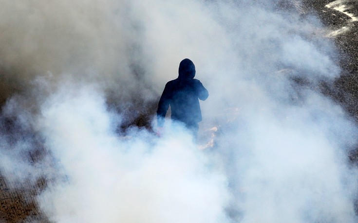 Μολότοφ, δακρυγόνα και συγκρούσεις έξω από τη Βουλή σε ένα 4λεπτο βίντεο