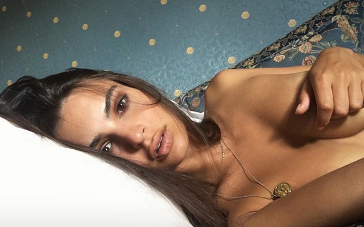 Ξαπλωμένη τόπλες στο κρεβάτι η Emily Ratajkowski