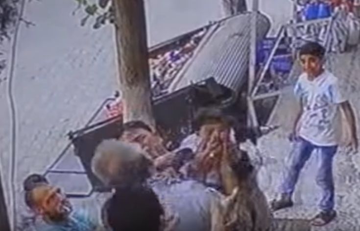 Κοριτσάκι έπεσε από το μπαλκόνι στο κενό και σώθηκε από περαστικούς