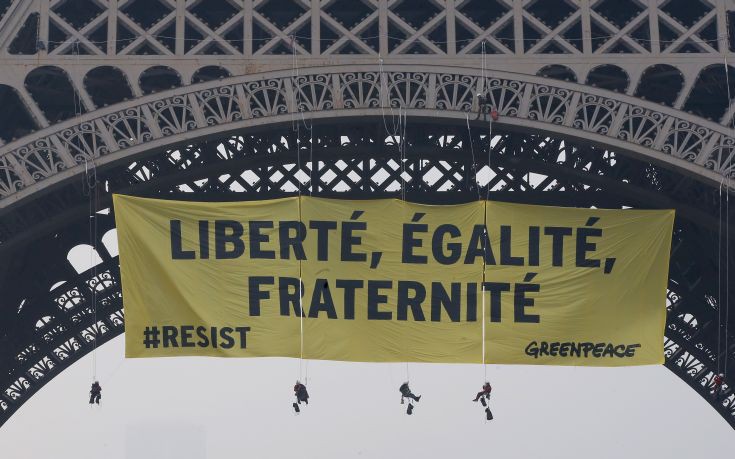H Greenpeace κρέμασε πανό στον πύργο του Άιφελ