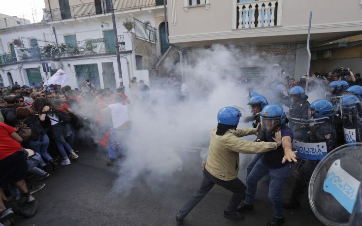 Συγκρούσεις αστυνομικών με διαδηλωτές στην πορεία των «αντί G7»