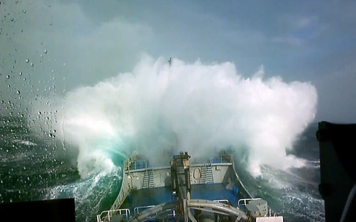 Οι γίγαντες των θαλασσών τα βάζουν με τα κύματα