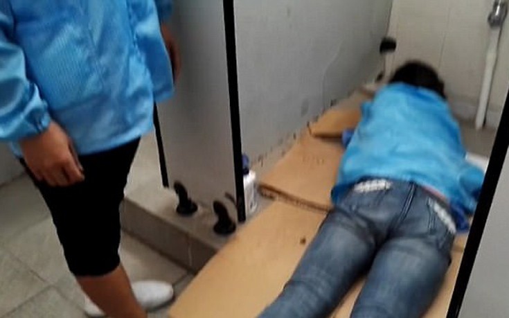 Ποτέ μην παίζεις με το κινητό πάνω από την τουαλέτα