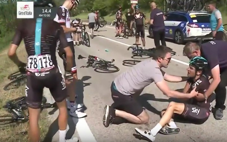 Μια μοτοσυκλέτα έφερε μεγάλο ατύχημα στον ποδηλατικό γύρο Ιταλίας
