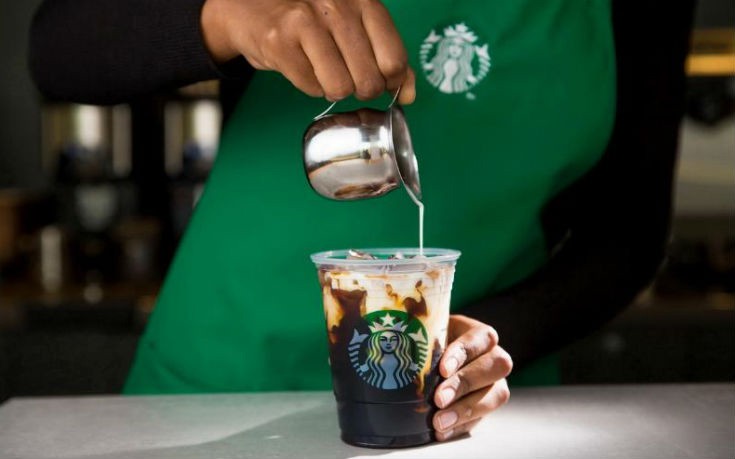 O κρύος καφές συναντά την δεξιοτεχνία σε μια έντονη εμπειρία καφέ στα Starbucks