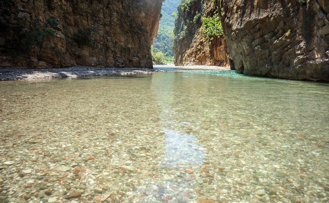 Το ασυνήθιστο και συναρπαστικό φαράγγι Πάντα Βρέχει της Ευρυτανίας