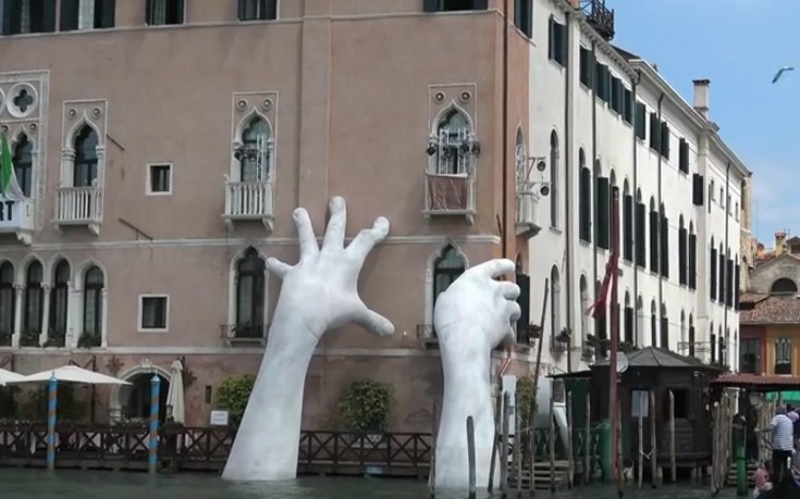 Τα γιγαντιαία άσπρα χέρια που ξεπροβάλλουν στη Βενετία