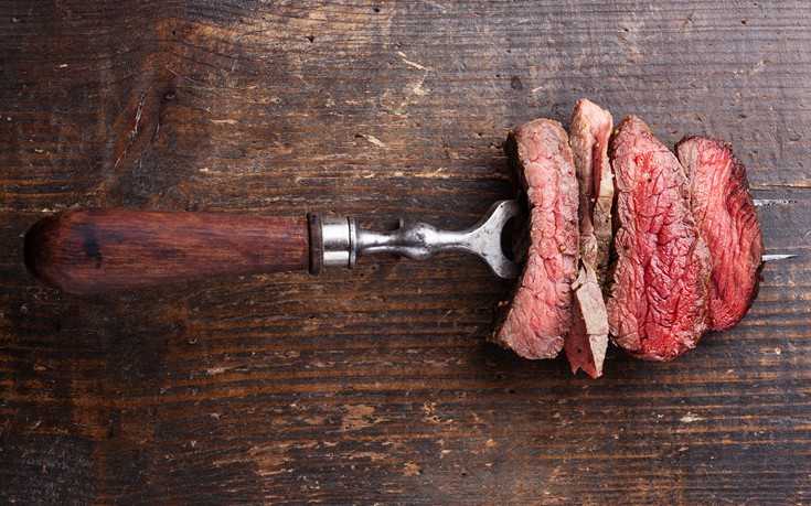 Γιατί δεν πρέπει να τρυπάτε το κρέας με το πηρούνι