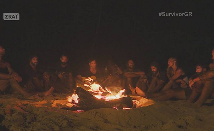 Ο Σάκης Ρουβάς στην παραλία με τους παίκτες του Survivor