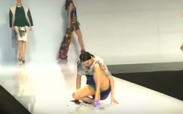 Ποιος είπε ότι τα μοντέλα τα πάνε καλά με τα τακούνια;