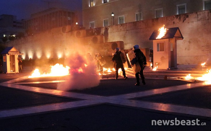 Μολότοφ, σφυριά, κυνηγητό και δακρυγόνα έξω από τη Βουλή σε ένα βίντεο