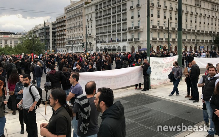 Άγνωστοι χτύπησαν δημοσιογράφο και καμεραμάν στο Σύνταγμα