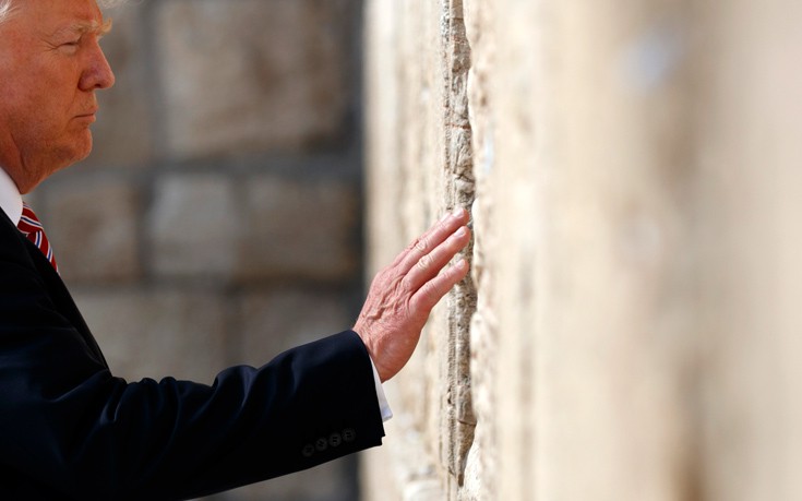 Ντόναλντ Τραμπ, ο πρώτος πρόεδρος των ΗΠΑ στο τείχος των Δακρύων