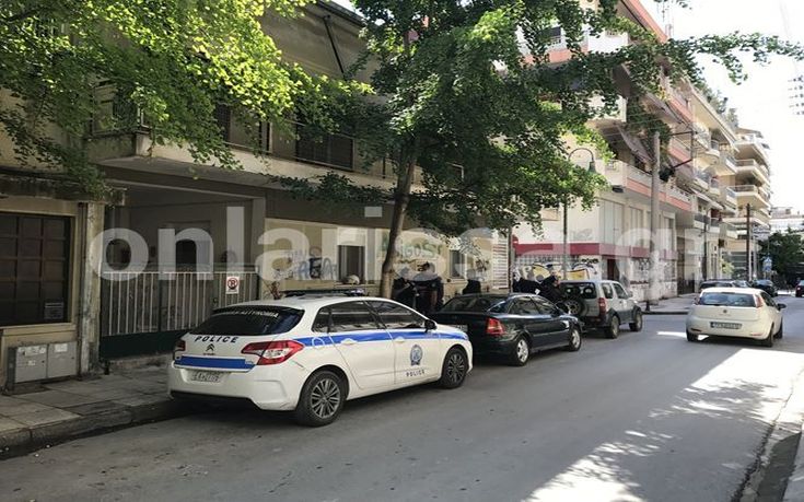 Αστυνομική επιχείρηση για την εκκένωση κτιρίου στο κέντρο της Λάρισας