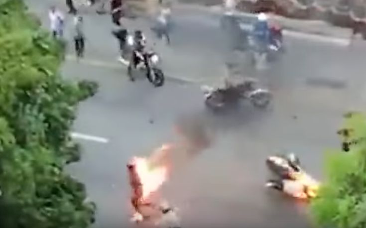 Διαδηλωτές έβαλαν φωτιά σε έναν άνδρα την 50ή ημέρα των διαδηλώσεων στη Βενεζουέλα